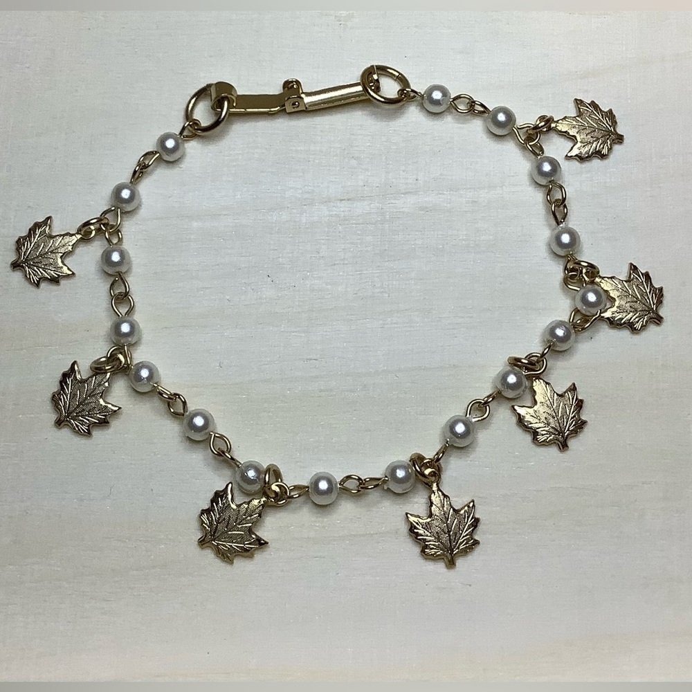 NWOT maple leaf bracelet